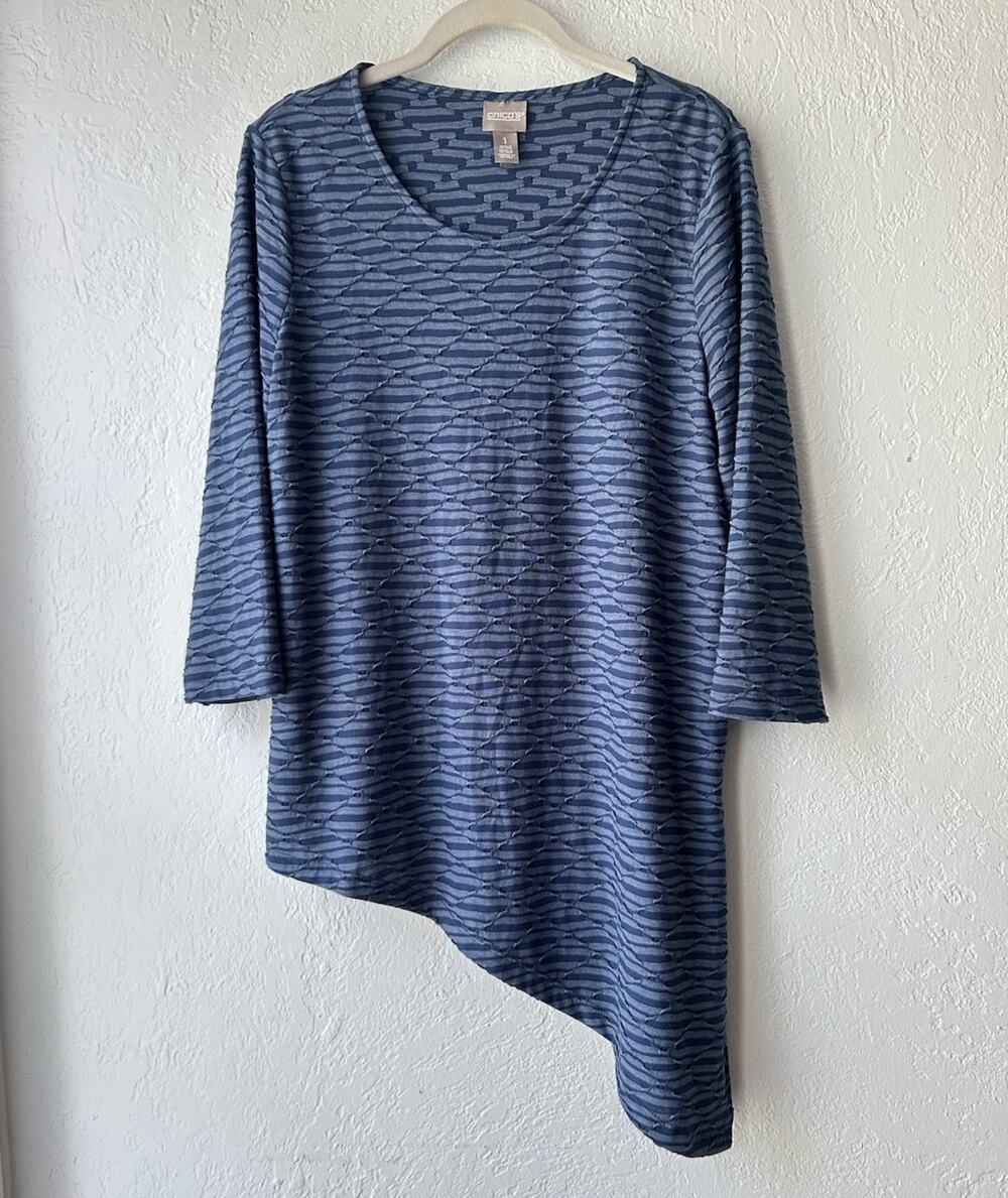 Chico’s sz 1/Medium Blue Textured Tunic Top Asymmetrical Lagenlook Boho Stretch